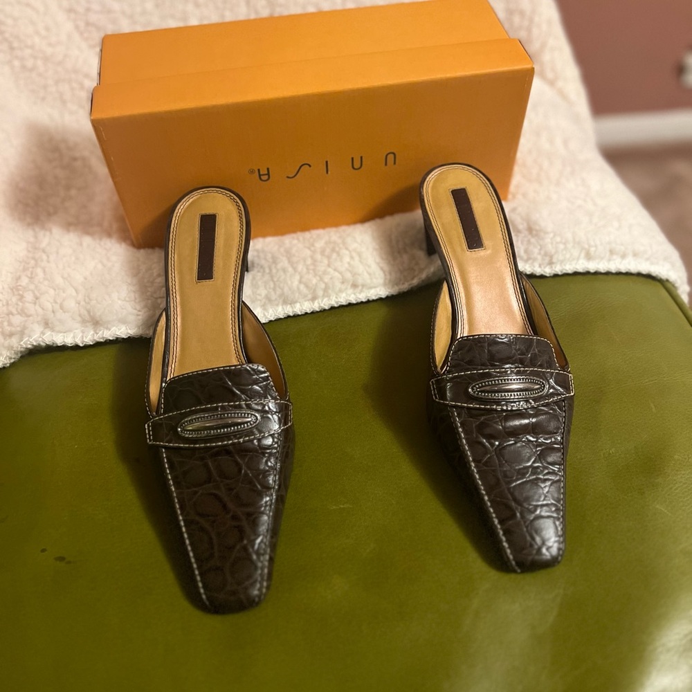 unisa Size 10 B brown texture mule
